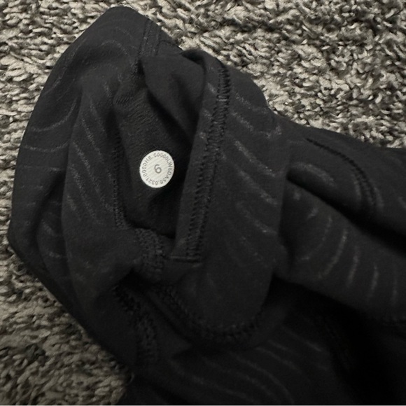 Very rare!!!Lululemon Align High Rise Pant in Aqueous Emboss Black, Size 6 - Picture 6 of 6